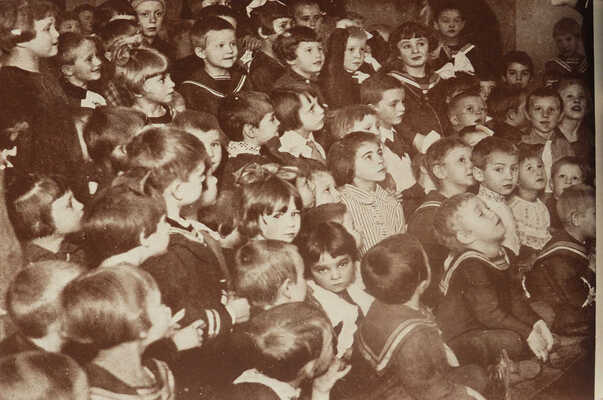 The Moscow theatre for children. Moscow: Iscra Revolutsii, 1934.